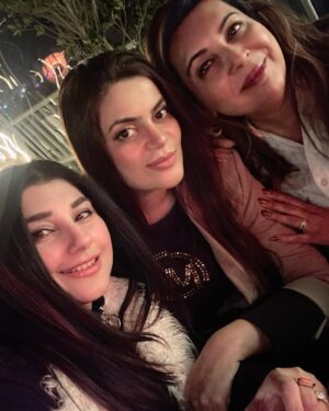 Javeria Saud Instagram - #latenightdinner #friends #winter @flammepk