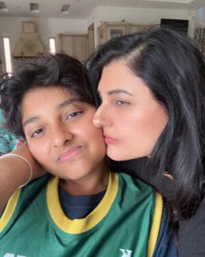 Javeria Saud Instagram - Nothing beats a Saturday morning filled with my son’s beautiful smile , adorable hugs and snuggles! Laad pyaar overload Alhamdolilah #motherslove  #mom #son #SaturdayMorning #Happiness”
#MomLife #SaturdayVibes #LoveUnconditional
#overwhelmedwithlove #motherhood