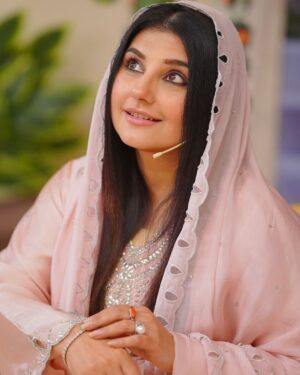 Javeria Saud Instagram - #payararamazan @entexpresstv #javeriasaud #dresscourtesy @sanashahids_official #makeup @kashees_official #photography @jawwadmushtaqfilms