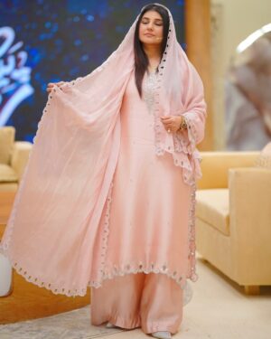 Javeria Saud Instagram - #payararamazan @entexpresstv #javeriasaud #dresscourtesy @sanashahids_official #makeup @kashees_official #photography @jawwadmushtaqfilms