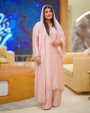 Javeria Saud Instagram - #payararamazan @entexpresstv #javeriasaud #dresscourtesy @sanashahids_official #makeup @kashees_official #photography @jawwadmushtaqfilms