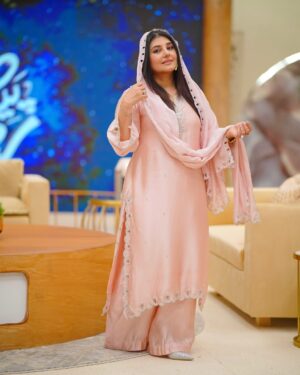Javeria Saud Instagram - #payararamazan @entexpresstv #javeriasaud #dresscourtesy @sanashahids_official #makeup @kashees_official #photography @jawwadmushtaqfilms