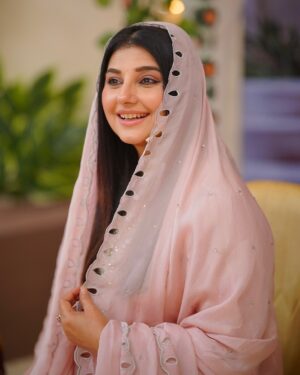 Javeria Saud Instagram - #payararamazan @entexpresstv #javeriasaud #dresscourtesy @sanashahids_official #makeup @kashees_official #photography @jawwadmushtaqfilms