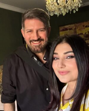 Javeria Saud Instagram - When talent meets talent! Someone with the other half of my name! A moment to cherish with the one and only Tapu Javeri! It was an absolute pleasure meeting you!

#TapuJaveri #JaveriaSaud #PakistaniFashion #Photography #TalentMeetsTalent”