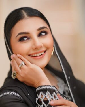 Javeria Saud Instagram - #javeriasaud #pyararamzan #dresscourtesy @sanashahids_official #makeup @kashees_official #photography @jawwadmushtaqfilms #stylist @sheezays10