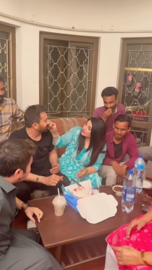 Javeria Saud Instagram - The entire team celebrated a milestone today by cutting a cake to mark the peak rating of BAJJO . Alhamdolilah #geotventertainment #bajjo #javeriasaud #success #7thskyentertainment #herpalgeo #