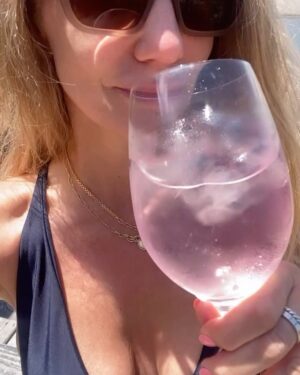 Javiera Acevedo Instagram - Vacaciones bien celebradas! 🏖️ 🍾🥰🏆