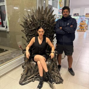 Javiera Mena Instagram - Ya es de ustedes “Mar de coral” una colaboración con @santiagomotorizado un héroe de verdad 𓇼 ⋆.˚ 𓆉 𓆝 𓆡⋆.˚ 𓇼

 Está balada se trata sobre el amor a distancia, cuando las ilusiones y complicaciones que aparecen en la lejanía nos hacen llegar a lo más profundo, a un mar de coral 𓇼 ˖ ݁𖥔 ݁˖🌊｡𖦹 .🐚🫧