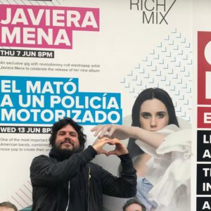 Javiera Mena Instagram - Ya es de ustedes “Mar de coral” una colaboración con @santiagomotorizado un héroe de verdad 𓇼 ⋆.˚ 𓆉 𓆝 𓆡⋆.˚ 𓇼

 Está balada se trata sobre el amor a distancia, cuando las ilusiones y complicaciones que aparecen en la lejanía nos hacen llegar a lo más profundo, a un mar de coral 𓇼 ˖ ݁𖥔 ݁˖🌊｡𖦹 .🐚🫧