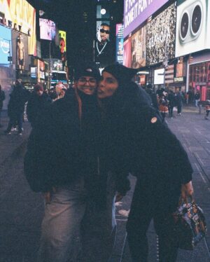 Jedet Instagram - Siempre llevaré en mi corazón este viaje a Nueva York. Siempre aprendo muchísimo de ellas. Me siento muy afortunada de tener a estas dos mujeres en mi vida desde los 18 años. Ahora, ya en la treintena, es realmente bonito ver cómo crecemos, en qué mujeres nos estamos convirtiendo y cómo hemos ido cumpliendo nuestros sueños. 🩷

Por qué no decirlo? Somos unas tías increíbles! ✨

Os quiero @andreacomptonn @ineshernand 🫰🏻