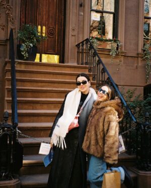 Jedet Instagram - Siempre llevaré en mi corazón este viaje a Nueva York. Siempre aprendo muchísimo de ellas. Me siento muy afortunada de tener a estas dos mujeres en mi vida desde los 18 años. Ahora, ya en la treintena, es realmente bonito ver cómo crecemos, en qué mujeres nos estamos convirtiendo y cómo hemos ido cumpliendo nuestros sueños. 🩷

Por qué no decirlo? Somos unas tías increíbles! ✨

Os quiero @andreacomptonn @ineshernand 🫰🏻