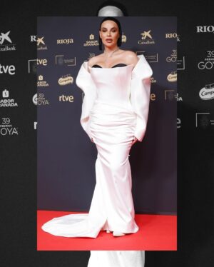 Jedet Instagram - Aún con el corazón lleno de emoción tras haber vivido los Premios Goya en Granada, mi hogar, mi raíz. Ha sido un privilegio ver cómo esta ciudad increíble se convertía en el escenario del cine español, brillando con su belleza y su esencia única. Poder compartir este momento con mi familia y seres queridos lo ha hecho aún más especial.

Gracias a @donjuliotequila por haberme permitido vivir esta noche inolvidable 🩷✨

#Goya2025 #FreeInvite 

Skin care @fentyskin 
Make Up @missdiamondz_makeup x @fentybeauty
Hair @rafaelbuenopeluqueros 
Vestido @yael_idrissi custom 
Estilismo @ucancallmehottie 

Fotos 1, 4, 5, 7, 9, 12, 14 por @carlossemperev