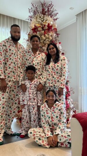 Jenna Pollard Instagram - Merry Christmas from our family to yours ❤️ #thepollards 
Nothing but thankful this year 🙏🏽 

Life ✅
Health & strength ✅
Peace & Love ✅
Family ✅ 
Growth ✅
Success ✅
Lessons ✅ 
Friends & loved ones ✅