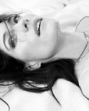 Jennifer Carpenter Instagram - "There were so many highlights while filming 1923, that I hardly know where to begin. Before the part was even mine, I marveled at how such lean writing could be so capacious in its intellect, its scope and its emotional reach." -- @thejennwithin starring in @1923official streaming now. check our chat and photos #linkinbio 🤍
•photos/makeup @tina_turnbow using @merit 
• hair @moizalladina 
•styling @mindysaadstylist