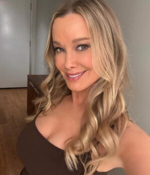 Jennifer Gareis Instagram - It’s always a beautiful day at CBS! So lucky to have a place that I consider my home away from home! Do you see the new cast photo? What do you think? @boldandbeautifulcbs @cbstv @cbstvstudios #castphoto