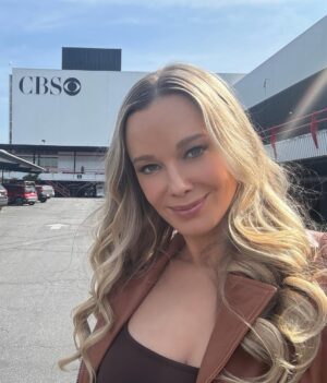 Jennifer Gareis Instagram - It’s always a beautiful day at CBS! So lucky to have a place that I consider my home away from home! Do you see the new cast photo? What do you think? @boldandbeautifulcbs @cbstv @cbstvstudios #castphoto