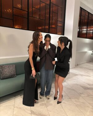 Jennifer Metcalfe Instagram - Wow. Jen & Nadine are looking unreal for the #BroadcastAwards this evening! SWIPE for a surprise… it’s only their onscreen cousin @mandipgill_ aka PHOEBE MCQUEEN! 😍 This is the best reunion ever. #Hollyoaks
