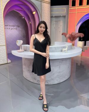 Jenny Cheng Instagram - 開工了
第一個節目錄影就來介紹睡衣
我真的超愛絲綢的觸感睡衣
絲滑的觸感好舒服～秒入眠
睡覺也要滿滿的儀式感😌
介紹一些我很喜歡的品牌
精緻女孩的睡衣一次大公開
敬請期待播出❤️

Nightgown @simoneperele_taiwan 

#tvshow #錄影 #女人我最大
