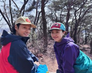 Jeon Hye-jin Instagram - 콧구멍 가득 봄 냄새 담고 왔더니 또 눈이 웬 말이냐⛰️😲