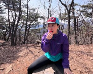Jeon Hye-jin Instagram - 콧구멍 가득 봄 냄새 담고 왔더니 또 눈이 웬 말이냐⛰️😲