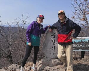 Jeon Hye-jin Instagram - 콧구멍 가득 봄 냄새 담고 왔더니 또 눈이 웬 말이냐⛰️😲