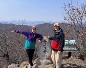 Jeon Hye-jin Instagram - 콧구멍 가득 봄 냄새 담고 왔더니 또 눈이 웬 말이냐⛰️😲