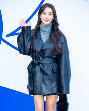 Jeong Yu-mi Instagram - 추운날씨에 나와주신 많은 분들 감사합니다.🩵
@rerhee_official 👍🏼
#서울패션위크