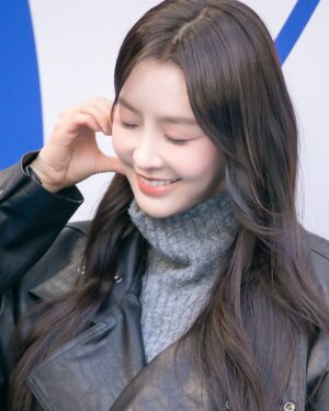 Jeong Yu-mi Instagram - 추운날씨에 나와주신 많은 분들 감사합니다.🩵
@rerhee_official 👍🏼
#서울패션위크