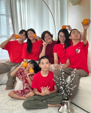 Jesseca Liu Instagram - 新年快乐！蛇么都顺，蛇么都有！🍊🍊
#蛇年行大运 #happychinesenewyear