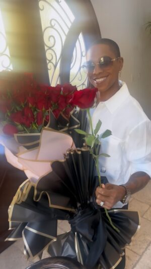 Jessica Betts Instagram - Roses for my beautiful flower 🌹 #BdayBehavior #times2 @niecynash1 Happy Birthday Baby 🎉❤️🎁
@woodlandwarner 🌹🌹🌹🌹
