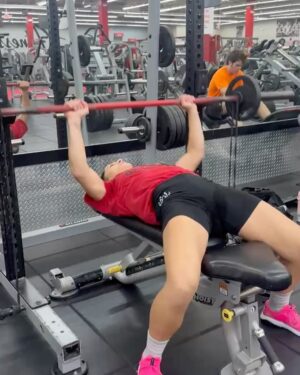 Jessica Eye Instagram - @jessicaevileye gearing up her training. Dynamic Bench work today, followed by her accessory movements. Programming done by @darkside_strength_llc. Pt by @doc.d.light boxing specifics @zeekbrawler and handler/coach/nutrition/littlebitofeverything @_zero311 

#bareknucklefightingchampionship #ufc #danawhite