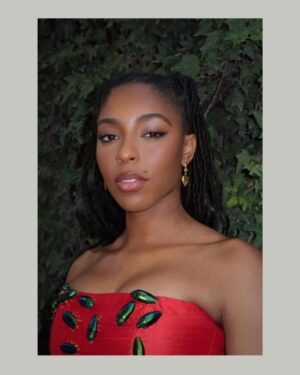 Jessica Williams Instagram - 🪲indie spirit!🪲

Dang that’s some gorgeous glam!!!! Thank you team. Bless your talented brains and hands. 

Makeup// @cherishbrookehill 
Hair Stylist// @larryjarahsims 
Locs install// @hairbyashnicole 
Stylist// @sarahslutsky 
Stylist assistant// @carlee___ 

——
👗 : @dauphinette.nyc
👠 : @inez
👛 : @tylerellisofficial
💎 : @ben_amun
@skims