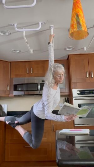 Jessie Graff Instagram - Hanging is good for your health and grip strength is a biomarker of longevity! Yet another reason to have monkeybars in the kitchen.
#STRENGTHisAGELESS #AgeisJustaNumber