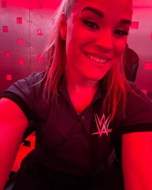 Jessika Evelyn Heiser Instagram - A little red light timeline therapy 🩵

Happy Tuesday! Let’s get after it! 

Thank you Nashville for a 🔥 Elimination Chamber match of Bayley vs Lyra!

Glam: @thirdeyes_view