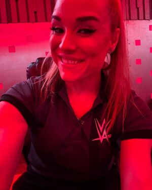Jessika Evelyn Heiser Instagram - A little red light timeline therapy 🩵

Happy Tuesday! Let’s get after it! 

Thank you Nashville for a 🔥 Elimination Chamber match of Bayley vs Lyra!

Glam: @thirdeyes_view