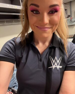 Jessika Evelyn Heiser Instagram - A little red light timeline therapy 🩵

Happy Tuesday! Let’s get after it! 

Thank you Nashville for a 🔥 Elimination Chamber match of Bayley vs Lyra!

Glam: @thirdeyes_view