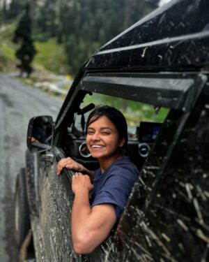 Jhanvi Bhatt Instagram - On the road to Kashmir!🏔️ We took the world’s most dangerous route from Manali to Kishtwar ✨🤌🏻. Crossed beautiful villages, diverse landscapes, tough terrains, and sparkling streams. This is my longest road trip yet—can’t wait to share everything happening here! 🔥✨