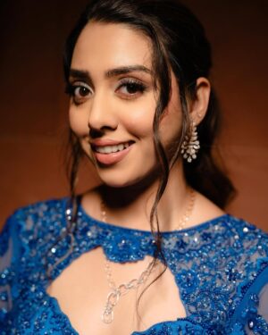 Jheel Mehta Instagram - Portraits from the sangeet ✨

Jewellery: @antarajewellery 
Photos: @ivoryfilms.in 

#JheelKePyaarMeDube #JheelMehta #Sangeet #diamondjewelry