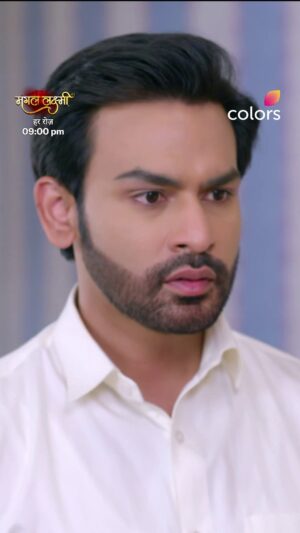 Jia Mustafa Instagram - Adit ke haath mein kagaz, Mangal ke haath se phisalta rishta. Kya naya mod legi ye kahaani? 😨😯 

Dekhiye #MangalLakshmi, har roz raat 9 baje, sirf #Colors aur @JioHotstar par. 

@namanshaw @jiamustafa