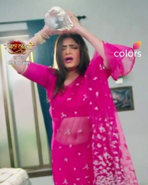 Jia Mustafa Instagram - Dheere dheere garmi ka aatank badh raha hai. 🥲 
 
Dekhiye #MangalLakshmi, har roz raat 9 baje, sirf #Colors aur @jiohotstar par. 

@jiamustafa