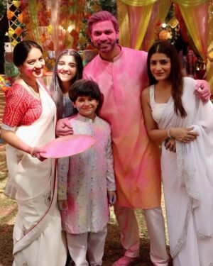 Jia Mustafa Instagram - Happy Holi 💜🩷🩵