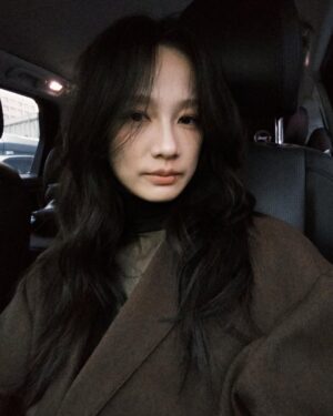 Jian Man-shu Instagram - 🤎
頭髮好像突然間好長了，
2025年也已經來到三月，
日子一天一天一天過去，
該思念的感謝的道別的，
隨著日出日落如常進行。