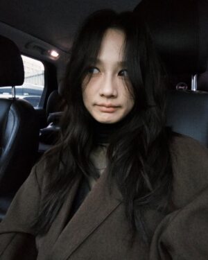 Jian Man-shu Instagram - 🤎
頭髮好像突然間好長了，
2025年也已經來到三月，
日子一天一天一天過去，
該思念的感謝的道別的，
隨著日出日落如常進行。