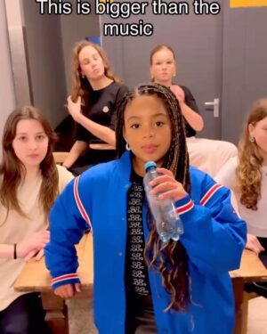 Jill Marie Jones Instagram - This is BIGGER than the 🎶

Happy Tuesday!!! 
#beKIND ✨✨✨ 

♥️xo