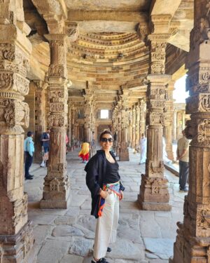 Joana Cruz Instagram - Aquela viagem que disse que nunca faria 😆. Eis que acontece: Índia🧡💛 Para já a deslumbrar🤩 Qutab Minar, Bahai LotusTemple, Khan Market
Rashtrapati Bhavan (Parlamento), India Gate e tudo ao molho e fé em Ganesh! ✴️
.
#india #newdelhi #qutabminar #bahailotustemple #indiagate #khanmarket #travel