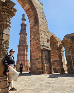 Joana Cruz Instagram - Aquela viagem que disse que nunca faria 😆. Eis que acontece: Índia🧡💛 Para já a deslumbrar🤩 Qutab Minar, Bahai LotusTemple, Khan Market
Rashtrapati Bhavan (Parlamento), India Gate e tudo ao molho e fé em Ganesh! ✴️
.
#india #newdelhi #qutabminar #bahailotustemple #indiagate #khanmarket #travel