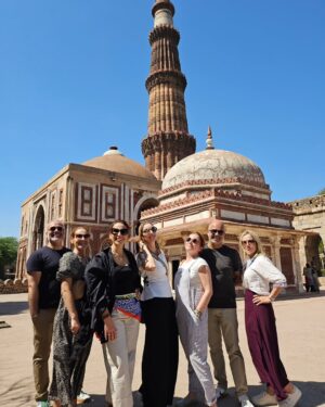 Joana Cruz Instagram - Aquela viagem que disse que nunca faria 😆. Eis que acontece: Índia🧡💛 Para já a deslumbrar🤩 Qutab Minar, Bahai LotusTemple, Khan Market
Rashtrapati Bhavan (Parlamento), India Gate e tudo ao molho e fé em Ganesh! ✴️
.
#india #newdelhi #qutabminar #bahailotustemple #indiagate #khanmarket #travel