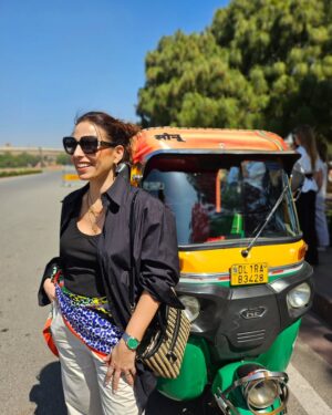 Joana Cruz Instagram - Aquela viagem que disse que nunca faria 😆. Eis que acontece: Índia🧡💛 Para já a deslumbrar🤩 Qutab Minar, Bahai LotusTemple, Khan Market
Rashtrapati Bhavan (Parlamento), India Gate e tudo ao molho e fé em Ganesh! ✴️
.
#india #newdelhi #qutabminar #bahailotustemple #indiagate #khanmarket #travel
