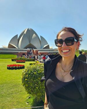 Joana Cruz Instagram - Aquela viagem que disse que nunca faria 😆. Eis que acontece: Índia🧡💛 Para já a deslumbrar🤩 Qutab Minar, Bahai LotusTemple, Khan Market
Rashtrapati Bhavan (Parlamento), India Gate e tudo ao molho e fé em Ganesh! ✴️
.
#india #newdelhi #qutabminar #bahailotustemple #indiagate #khanmarket #travel