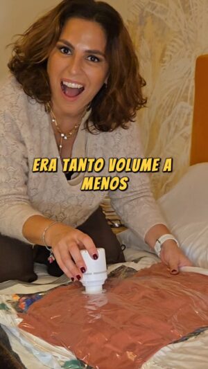 Joana Cruz Instagram - Já sabia que isto existia, mas ver acontecer, dá aquele gostinho de ter comprado uma máquina que funciona bem! Não me vai reduzir peso na mala, mas vai garantir que a roupa não sai do lugar 😅 e dar espaço para eventuais compras que precise de trazer da Índia 🫣 Se quiseres o link deste kit: máquina de vácuo   8 sacos de vários tamanhos, é só enviares DM que eu respondo à mensagem📩 Temos que ser uns para os outros 🤩
.
.
#travelhacks #vacuummachine #vacuum #travel
